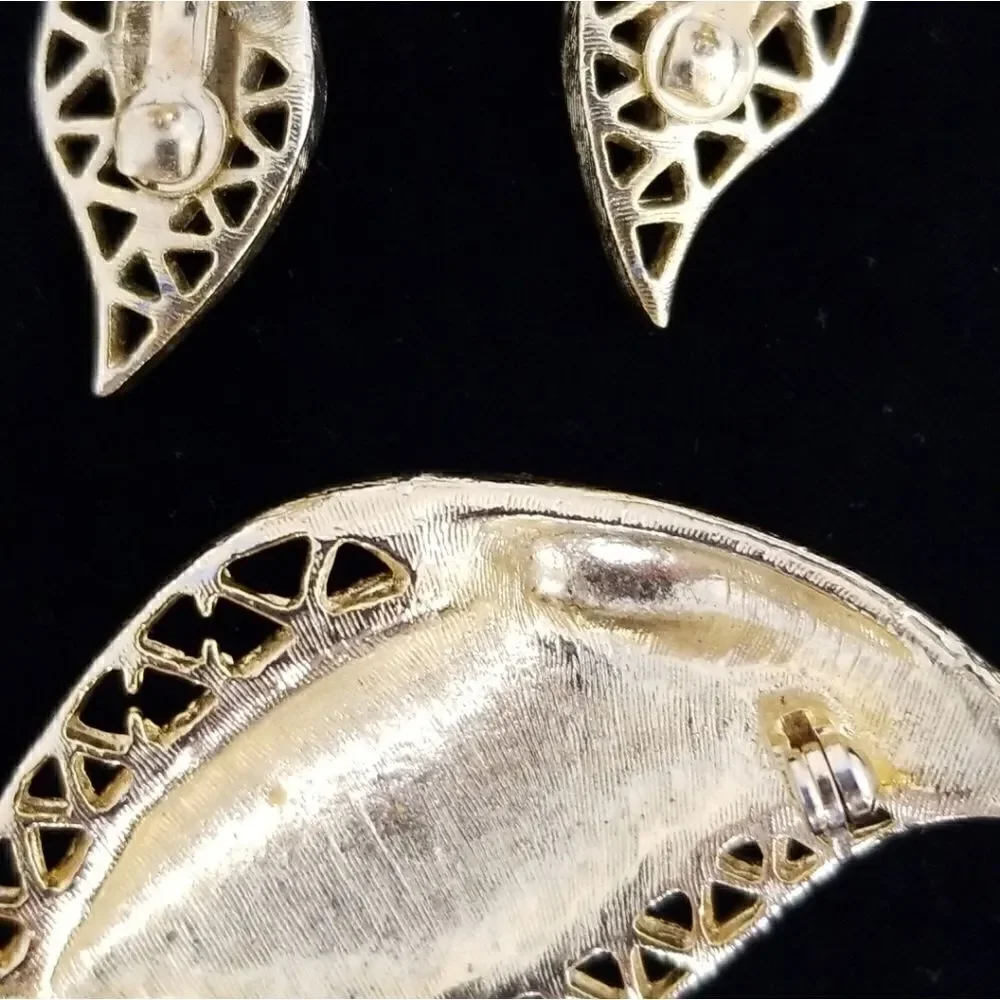 Vintage Gold brooch and clip on earrings set